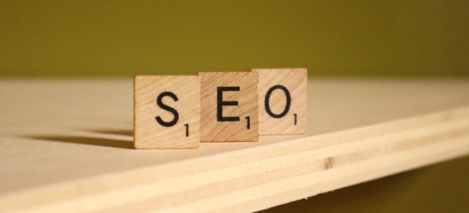 a wooden block that says seo on it